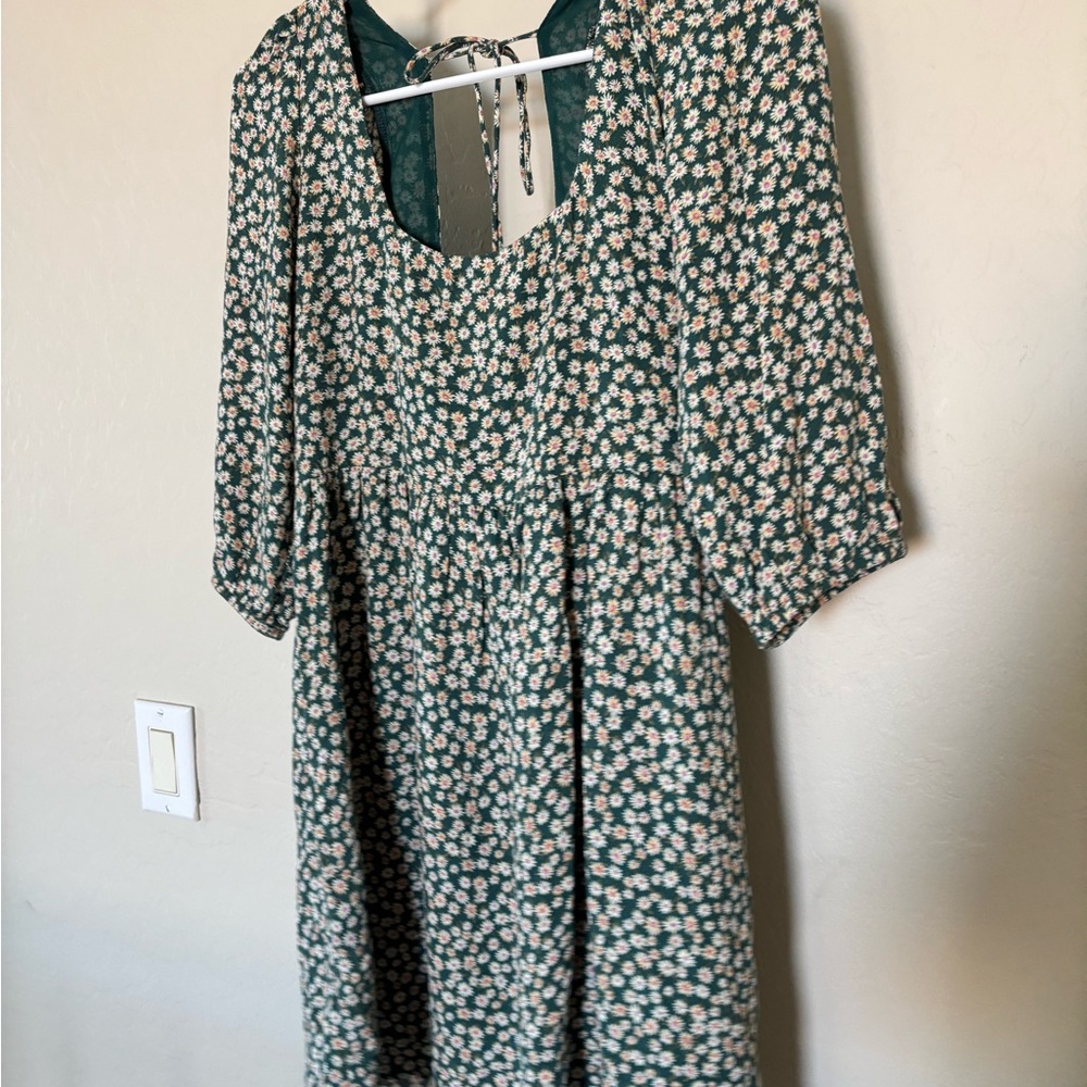 American Eagle Floral Green Dress with White Daisies